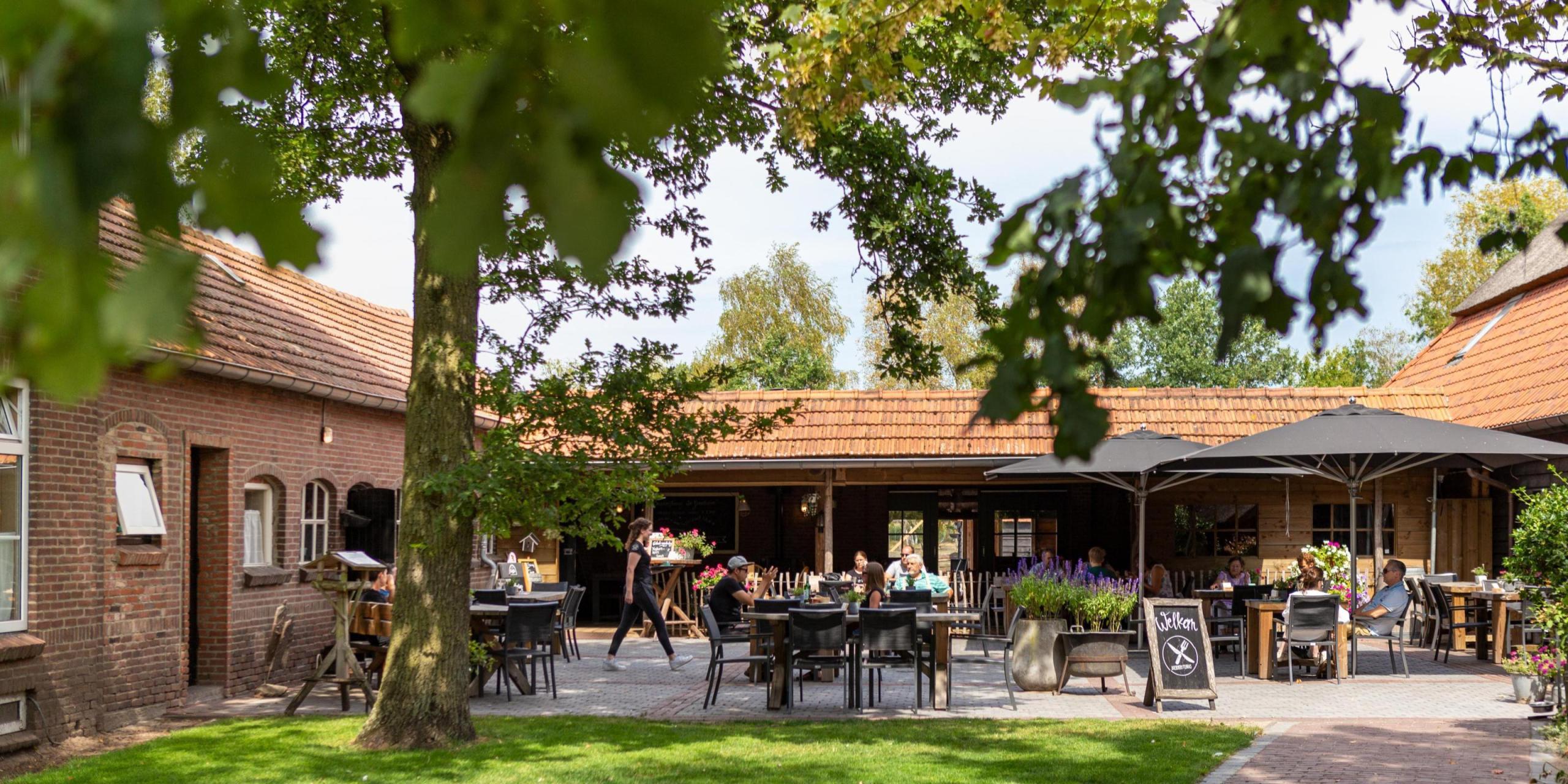 Kom Bourgondisch genieten van authentieke gerechten en schuif aan op ons boerderijterras.